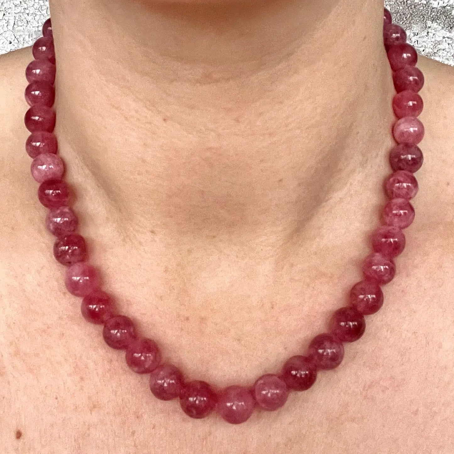 Håndlavet krystal halskæde med mørk rosa kvarts perler.