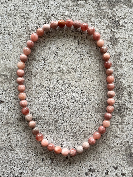 Håndlavet krystal halskæde med rosa solsten perler.