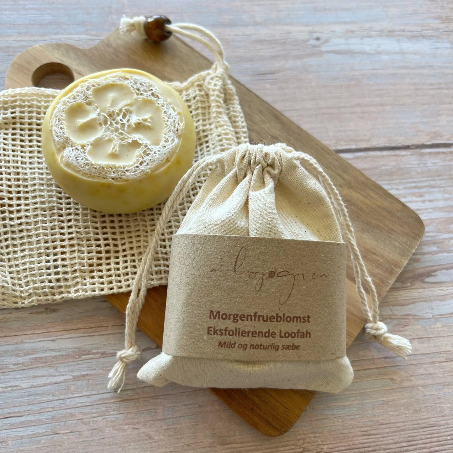 Mild og naturlig sæbe til hænder, krop og ansigt. Håndlavet sæbe bar med morgenfrueblomst. Denne eksfolierende sæbe med loofah er uden parfume