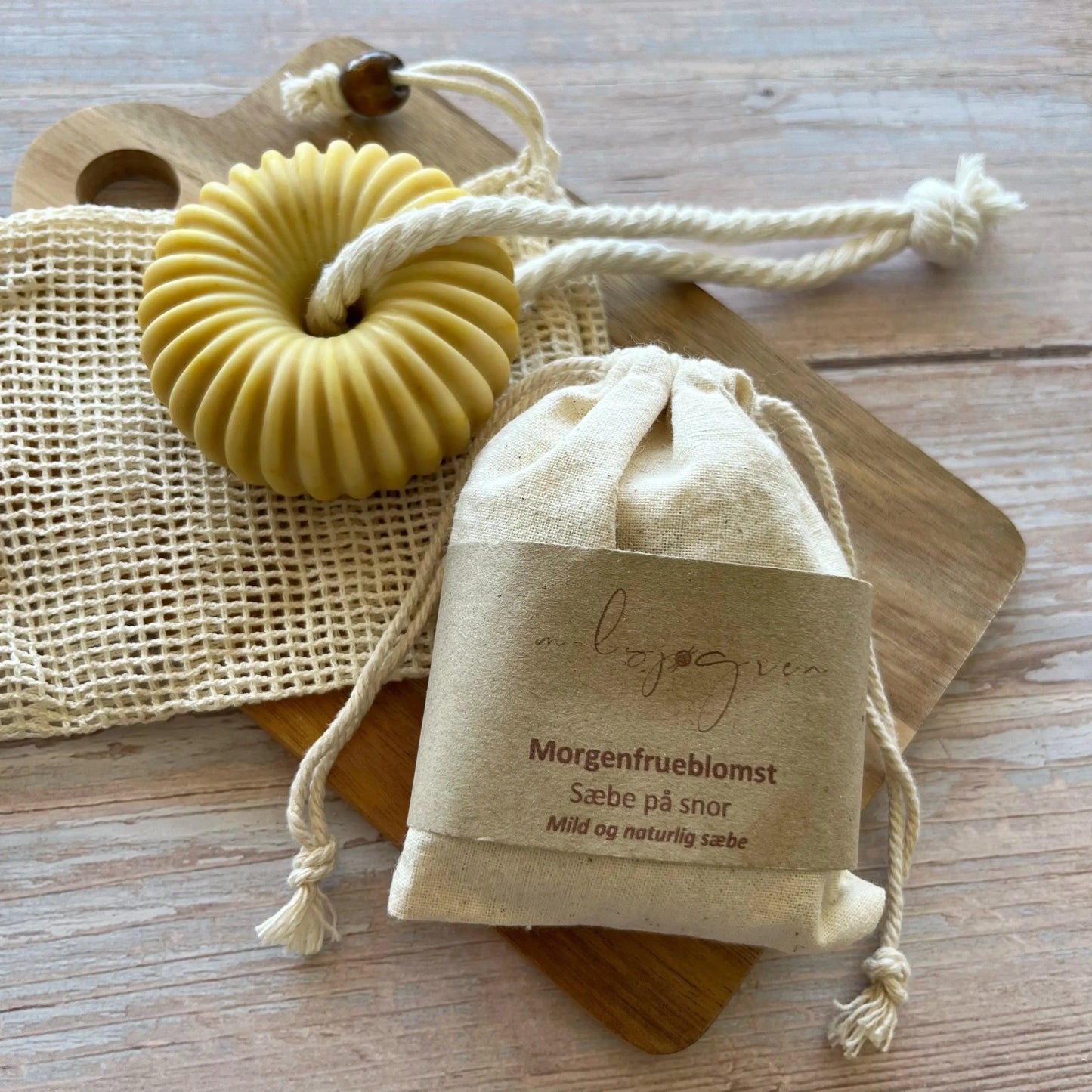 Mild og naturlig sæbe til hænder, krop og ansigt. Håndlavet sæbe bar med morgenfrueblomst. Denne sæbe på snor er uden parfume