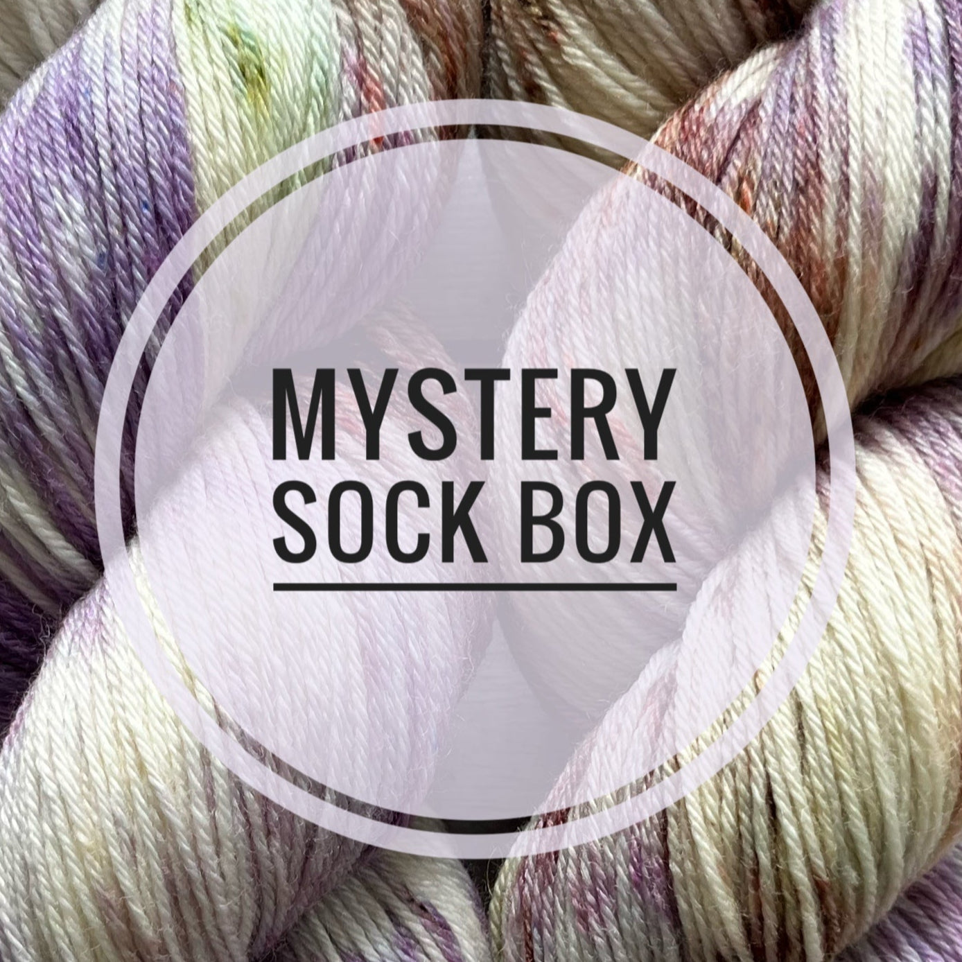 Mystery Sock Box er en overraskelse med garn hver måned. Garn abonnement med ny farve hver måned. Ligesom Goodiebox eller Mystery Yarn Club. Garnpakke med overraskelse