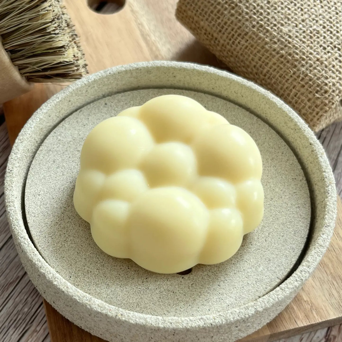 Spar på plastik med en opvaskesæbebar. håndlavet, mild og naturlig opvaskesæbe bar. Meget drøj i brug og miljøvenlig opvaskesæbe