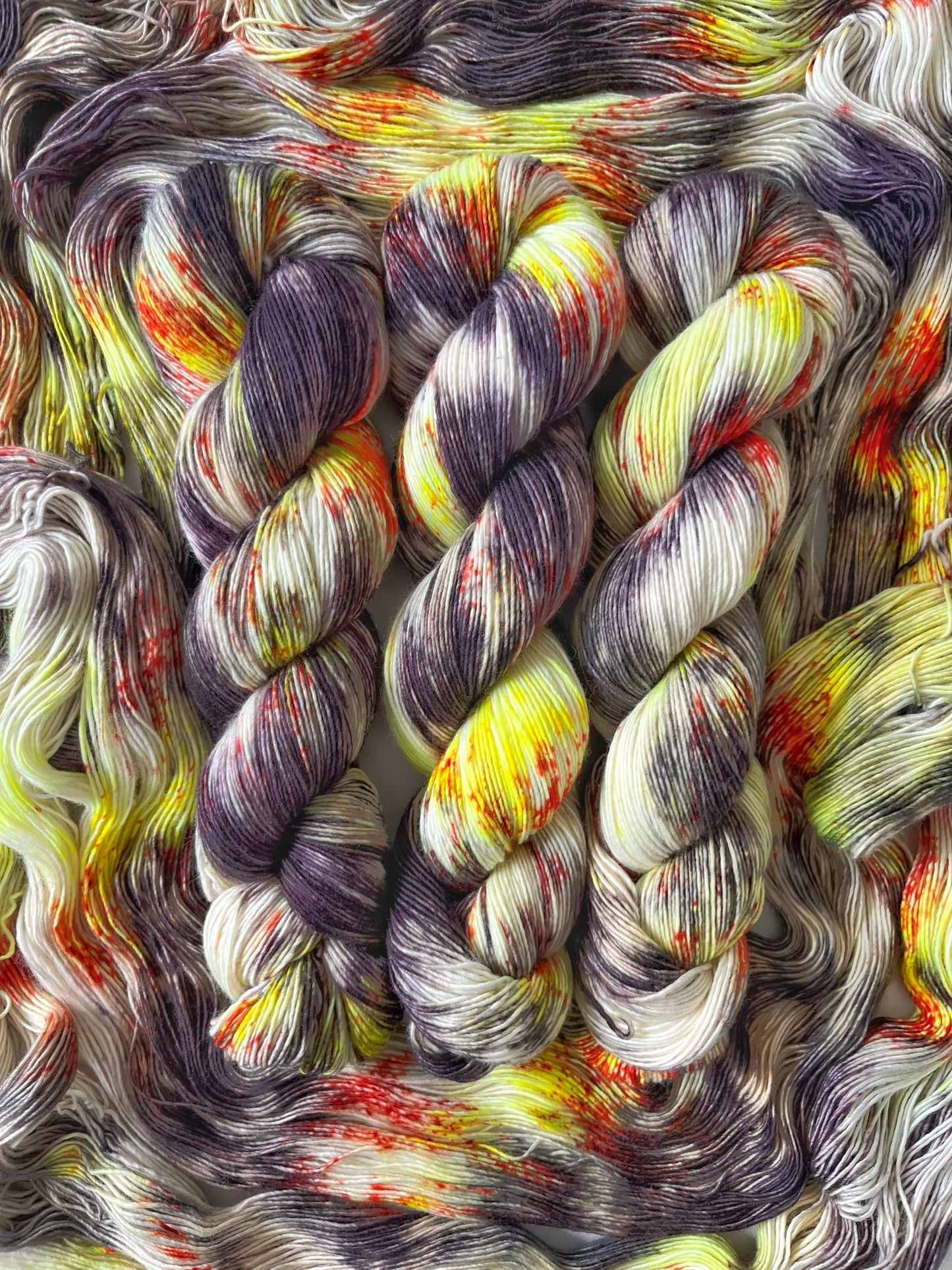 Håndfarvet Single Merino strikkes på pind 3. Meget blødt håndfarvet garn til babystrik og børnestrik. Dette bløde og luftige garn er håndfarvet i smukke nuancer af mørk lilla, neon gul og orange