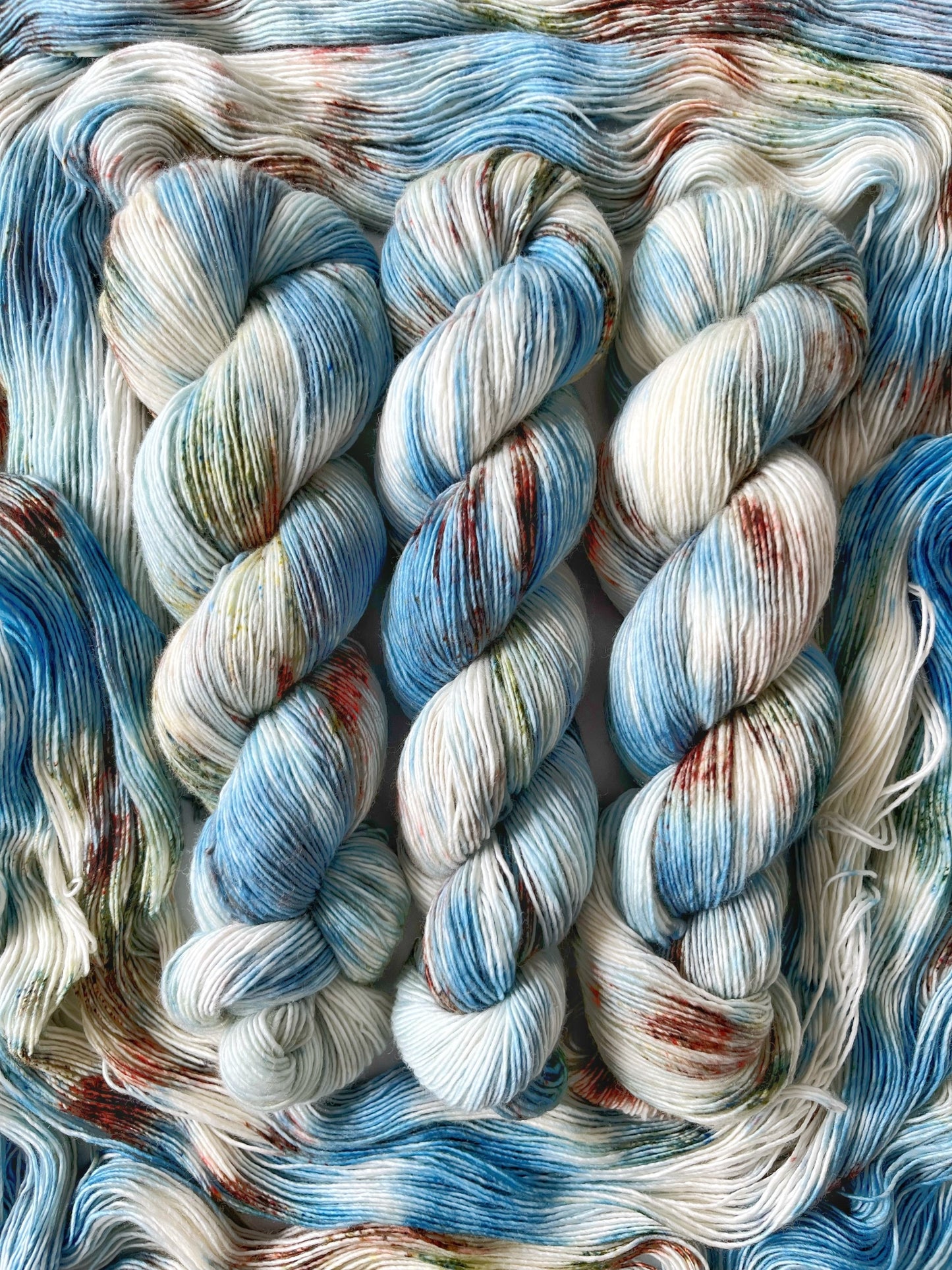 Håndfarvet Single Merino strikkes på pind 3. Meget blødt håndfarvet garn til babystrik og børnestrik. Dette bløde og luftige garn er håndfarvet i smukke nuancer af blå, grøn og brun