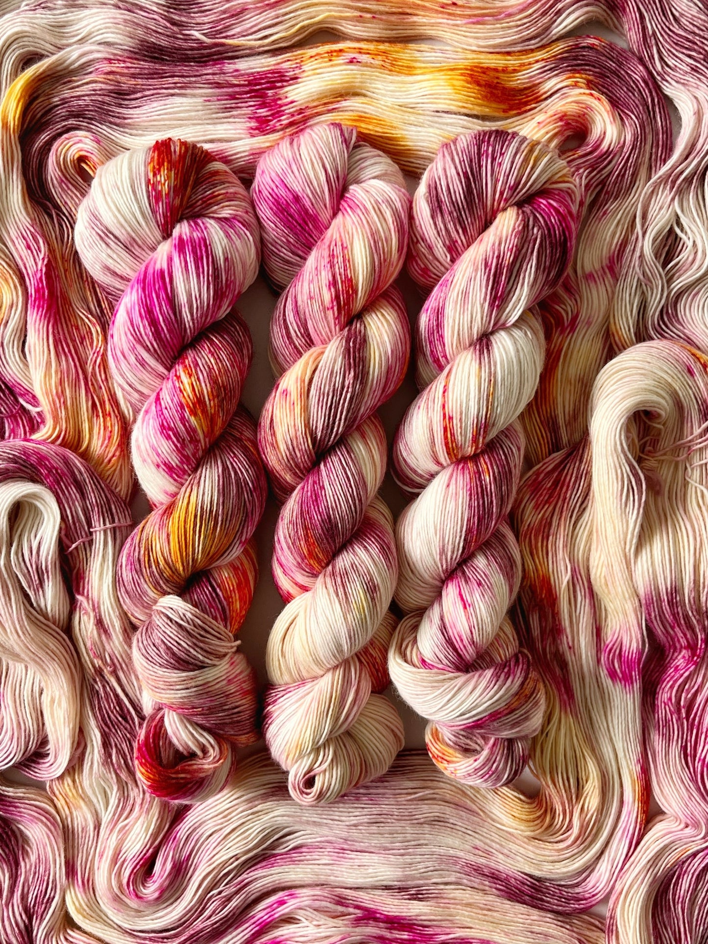 Håndfarvet Single Merino strikkes på pind 3. Meget blødt håndfarvet garn til babystrik og børnestrik. Dette bløde og luftige garn er håndfarvet i smukke nuancer af pink, mørk rosa og gul