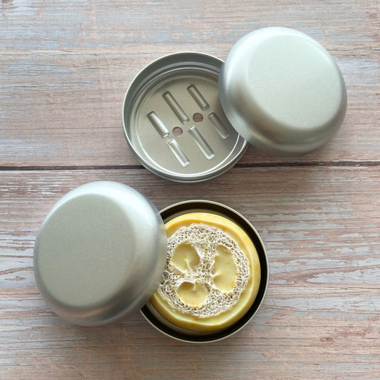 Sæbeetui i aluminium som kan bruges som rejsebeholder og sæbeskål.