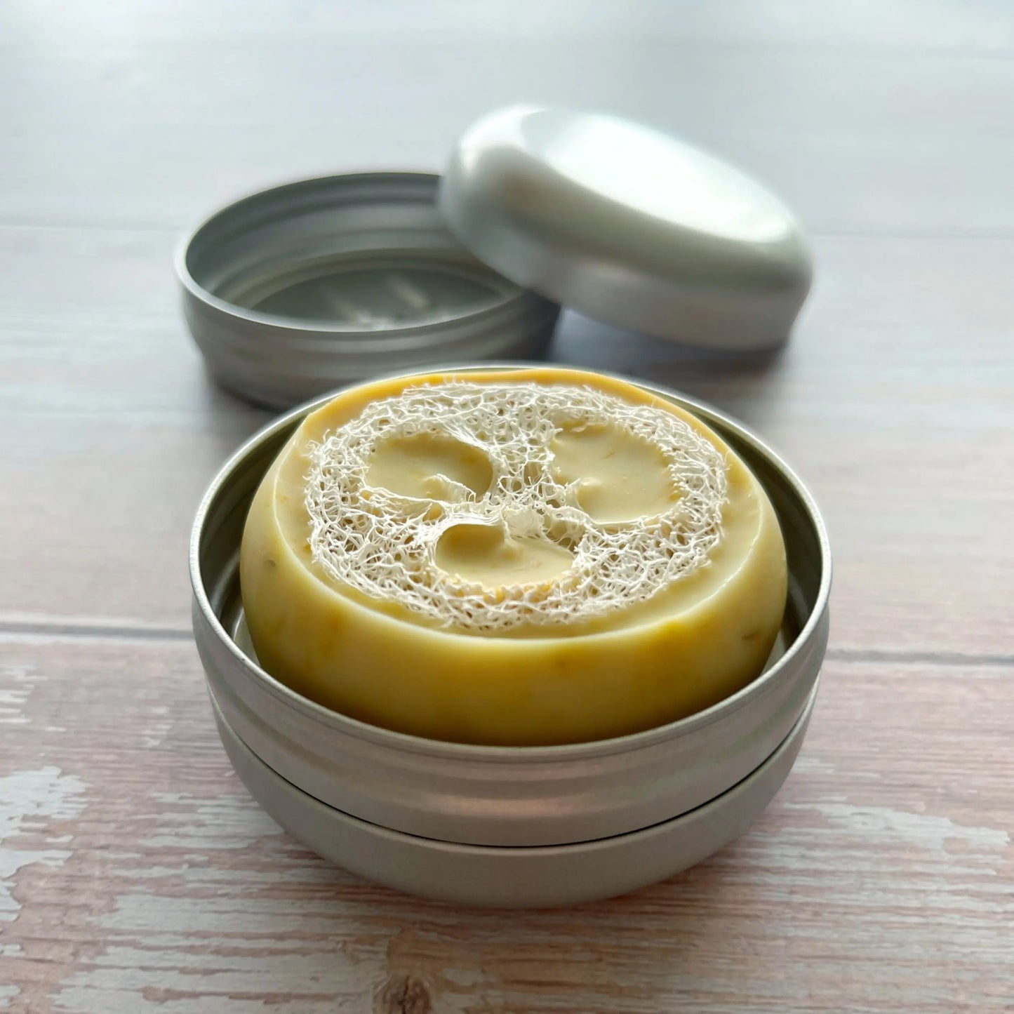 Sæbeetui i aluminium som kan bruges som rejsebeholder og sæbeskål.