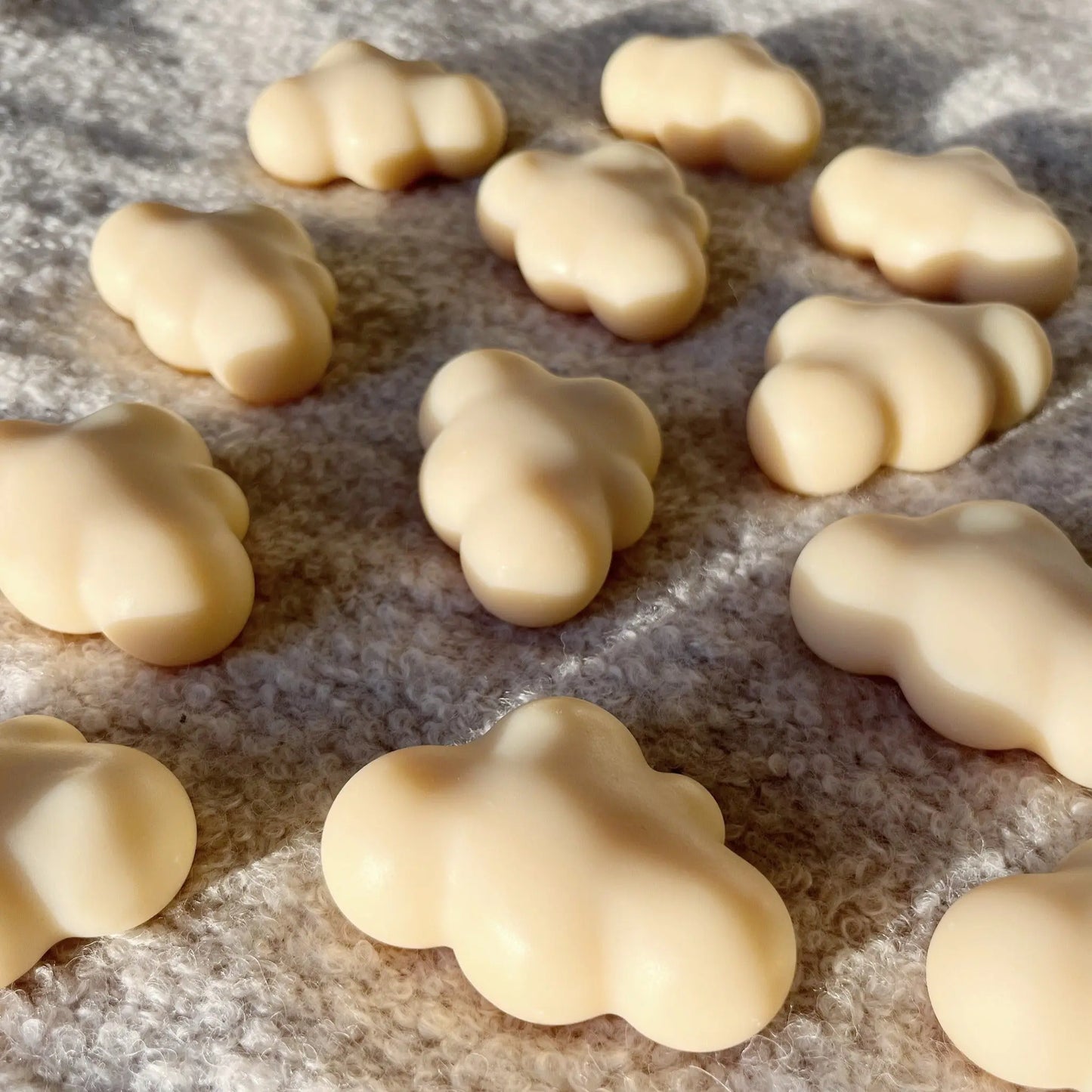 Uldsæbebar med lanolin til håndvask af uld. Denne sæbebar er mild og naturlig. Håndlavet neutral sæbe bar. Denne sæbe er uden parfume. Håndlavet uldsæbe med lanolin