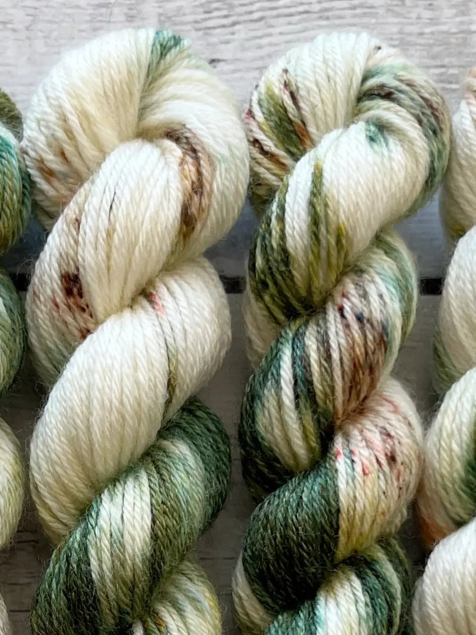 Håndfarvet garn i Mini Merino Bamboo. Håndfarvet minifed Merino Bamboo er farvet med smukke nuancer af blå, grøn og brun