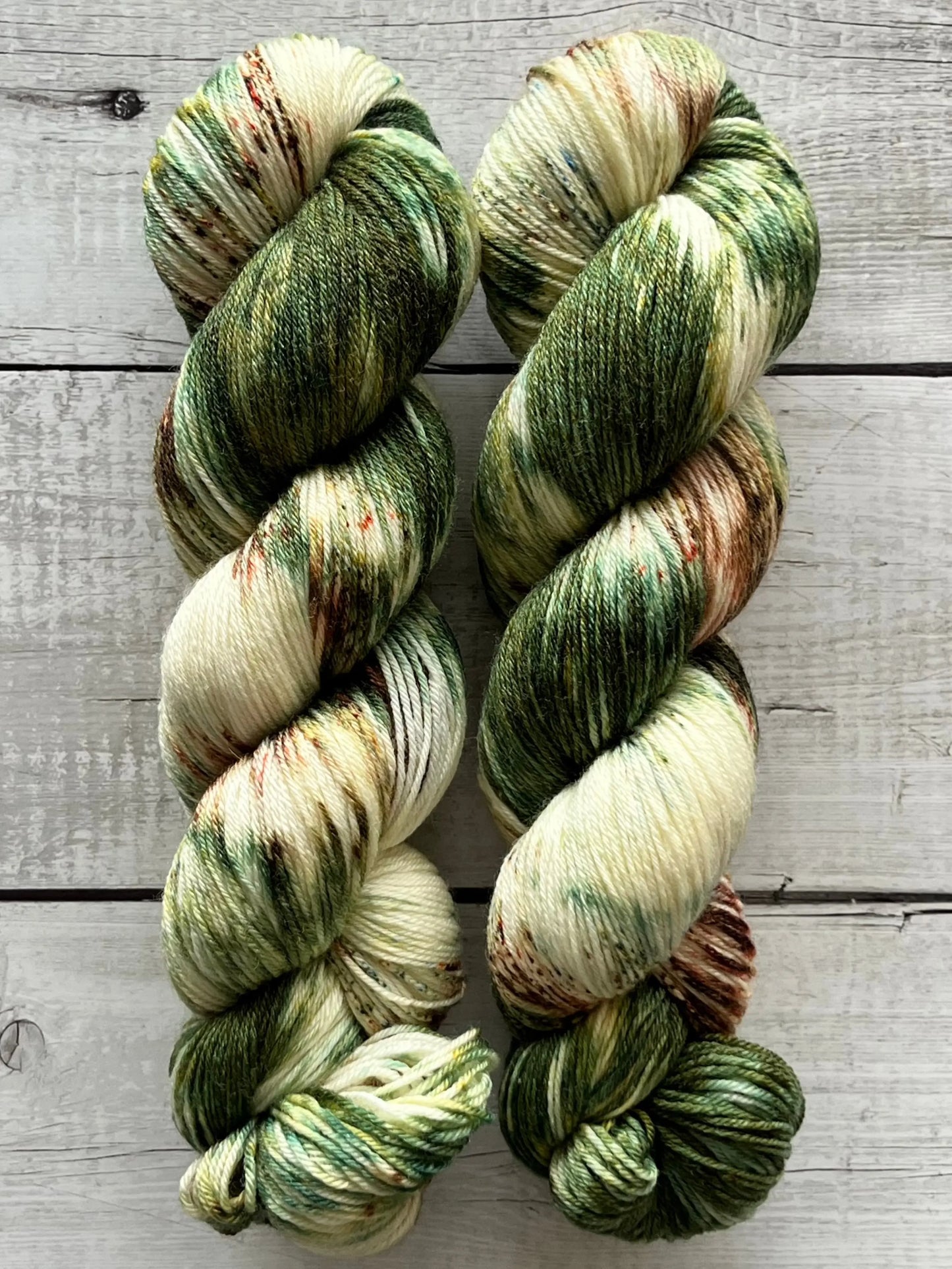 Håndfarvet garn i Mini Merino Bamboo. Håndfarvet minifed Merino Bamboo er farvet med smukke nuancer af mørkegrøn og brun
