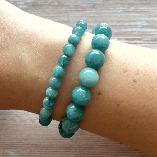 Håndlavet krystal armbånd med blå kalcedon perler.