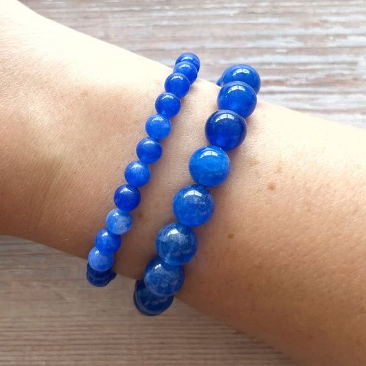 Håndlavet krystal armbånd med blå kyanit perler.