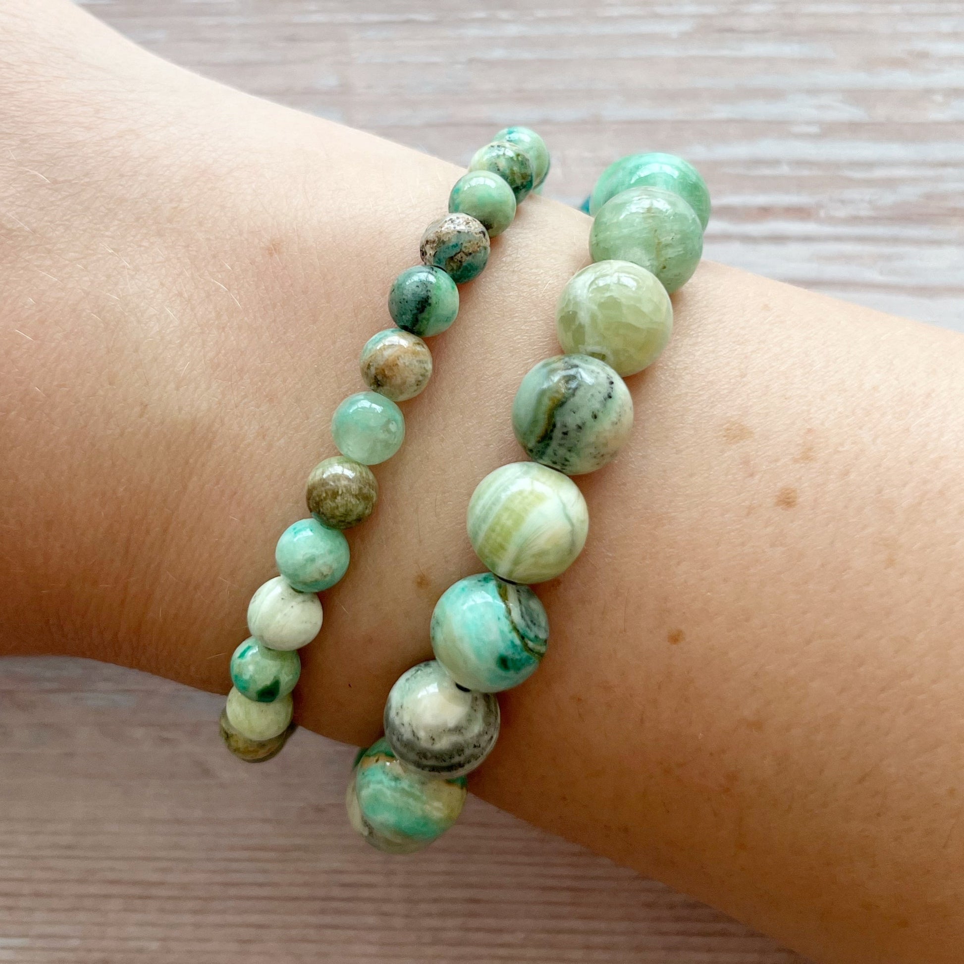 Håndlavet krystal armbånd med grøn angelit perler.