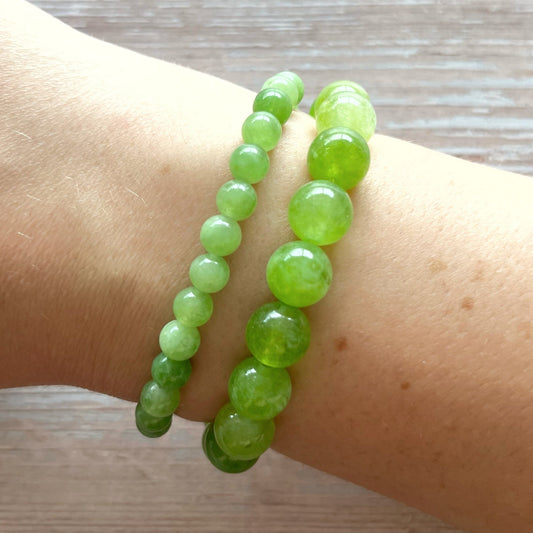 Håndlavet krystal armbånd med grøn peridot perler.