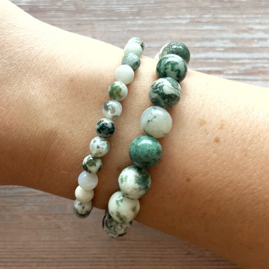 Håndlavet krystal armbånd med grøn træ agat perler.