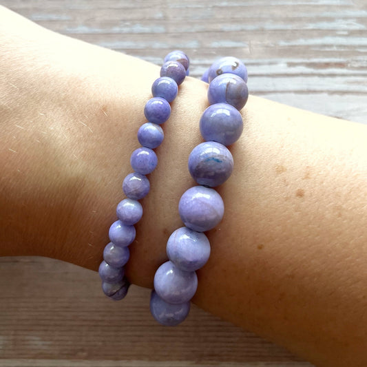 Håndlavet krystal armbånd med lilla kalcedon perler.