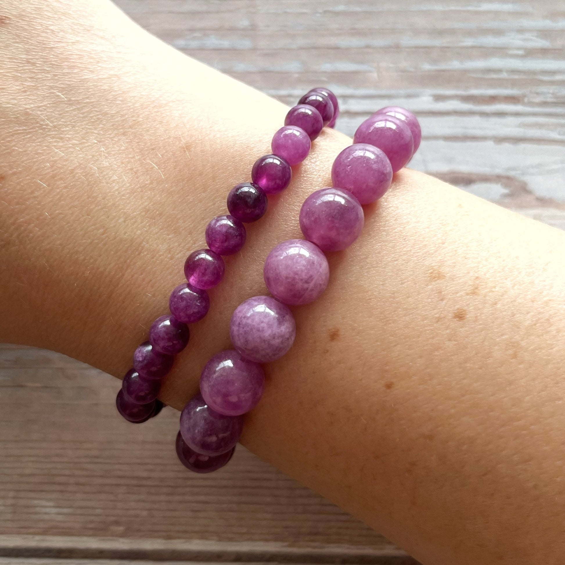 Håndlavet krystal armbånd med lilla lepidolit perler.