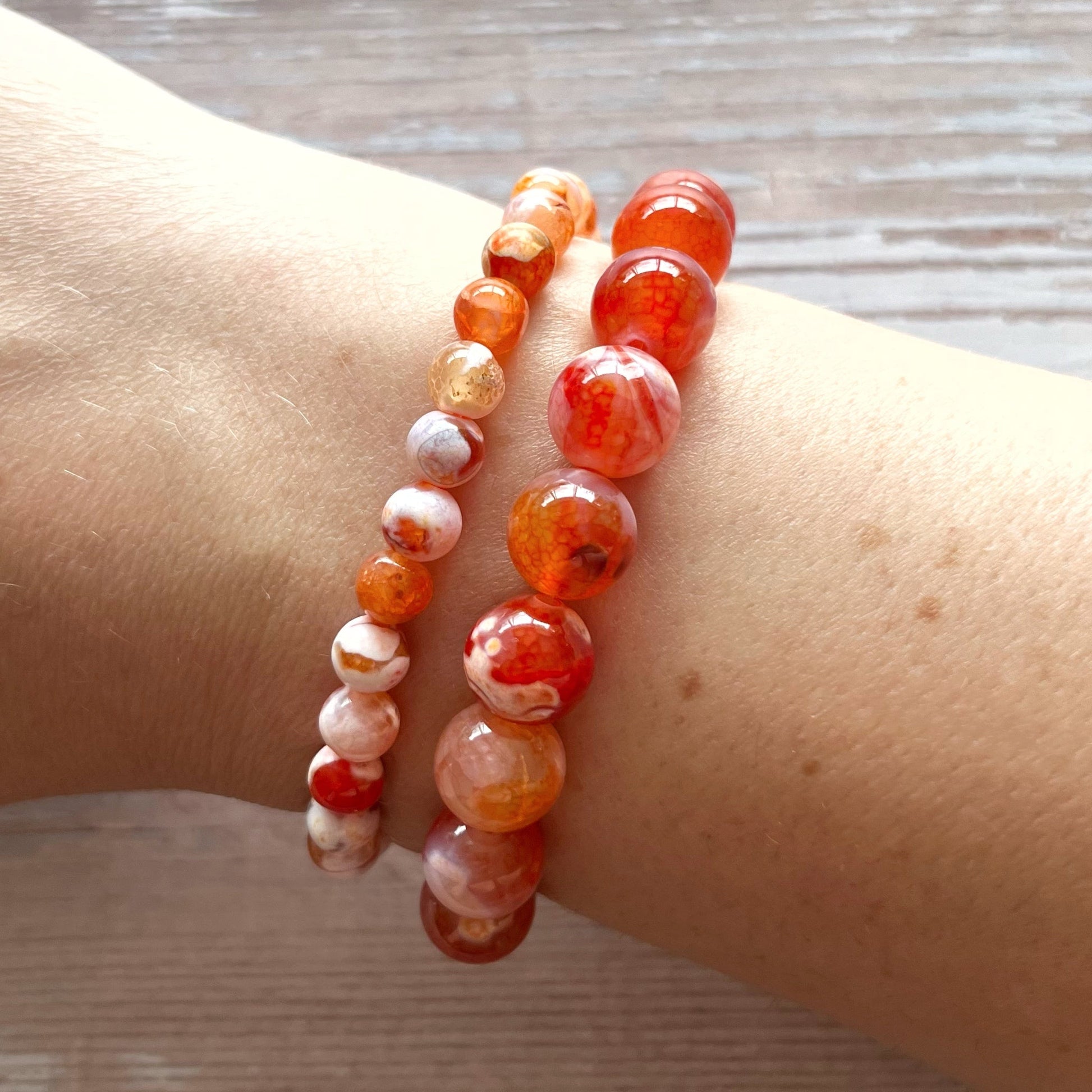 Håndlavet krystal armbånd med mørk orange agat perler.