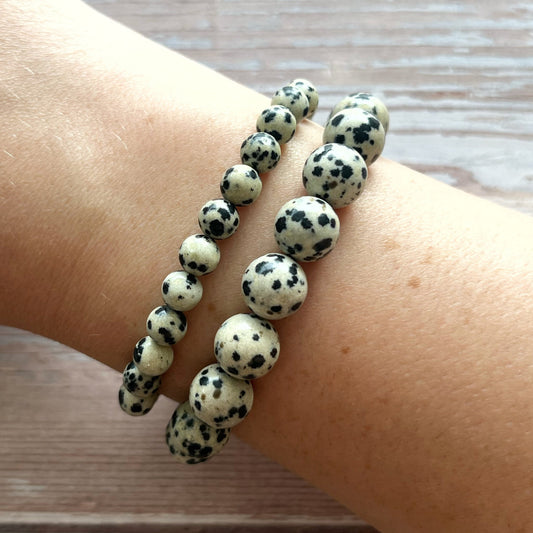 Håndlavet krystal armbånd med dalmatiner jaspis perler.