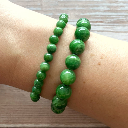 Håndlavet krystal armbånd med mørk grøn kalcedon perler.