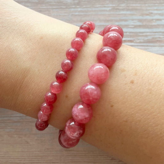 Håndlavet krystal armbånd med mørk rosa kvarts perler.