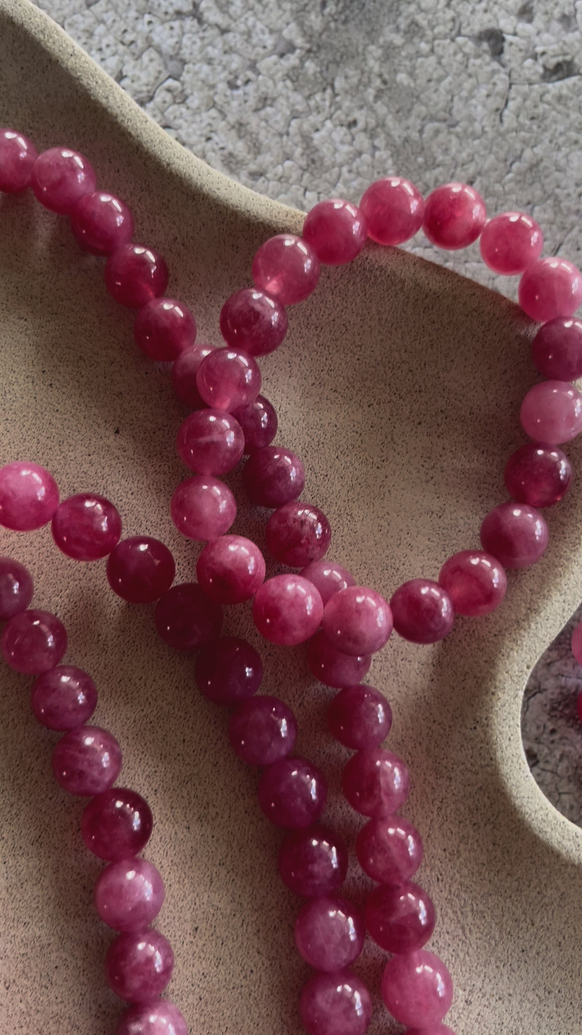 Håndlavet krystal halskæde med mørk rosa kvarts perler.