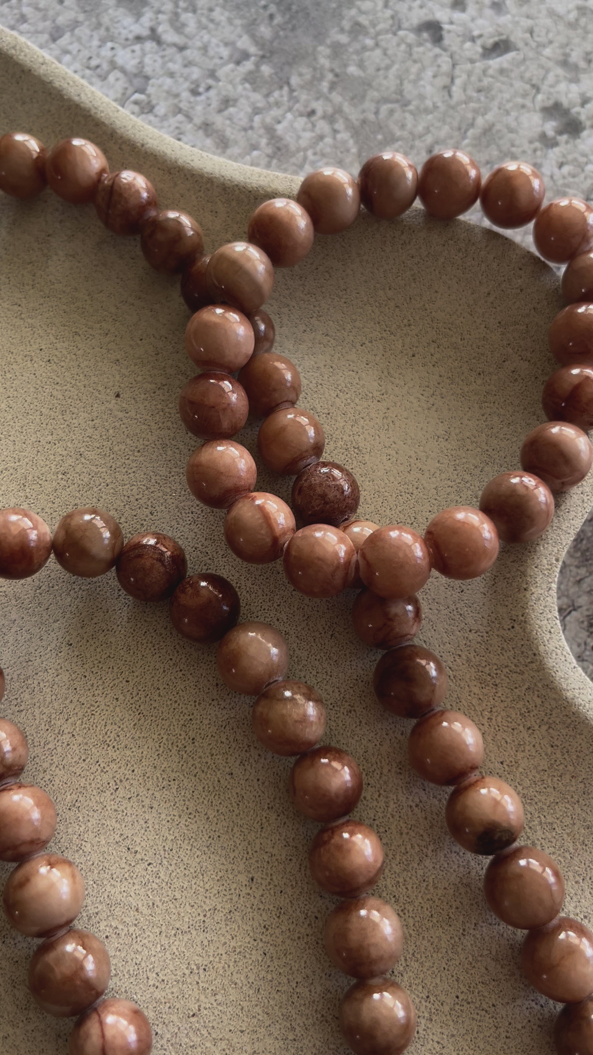 Håndlavet krystal halskæde med brun kalcedon perler.