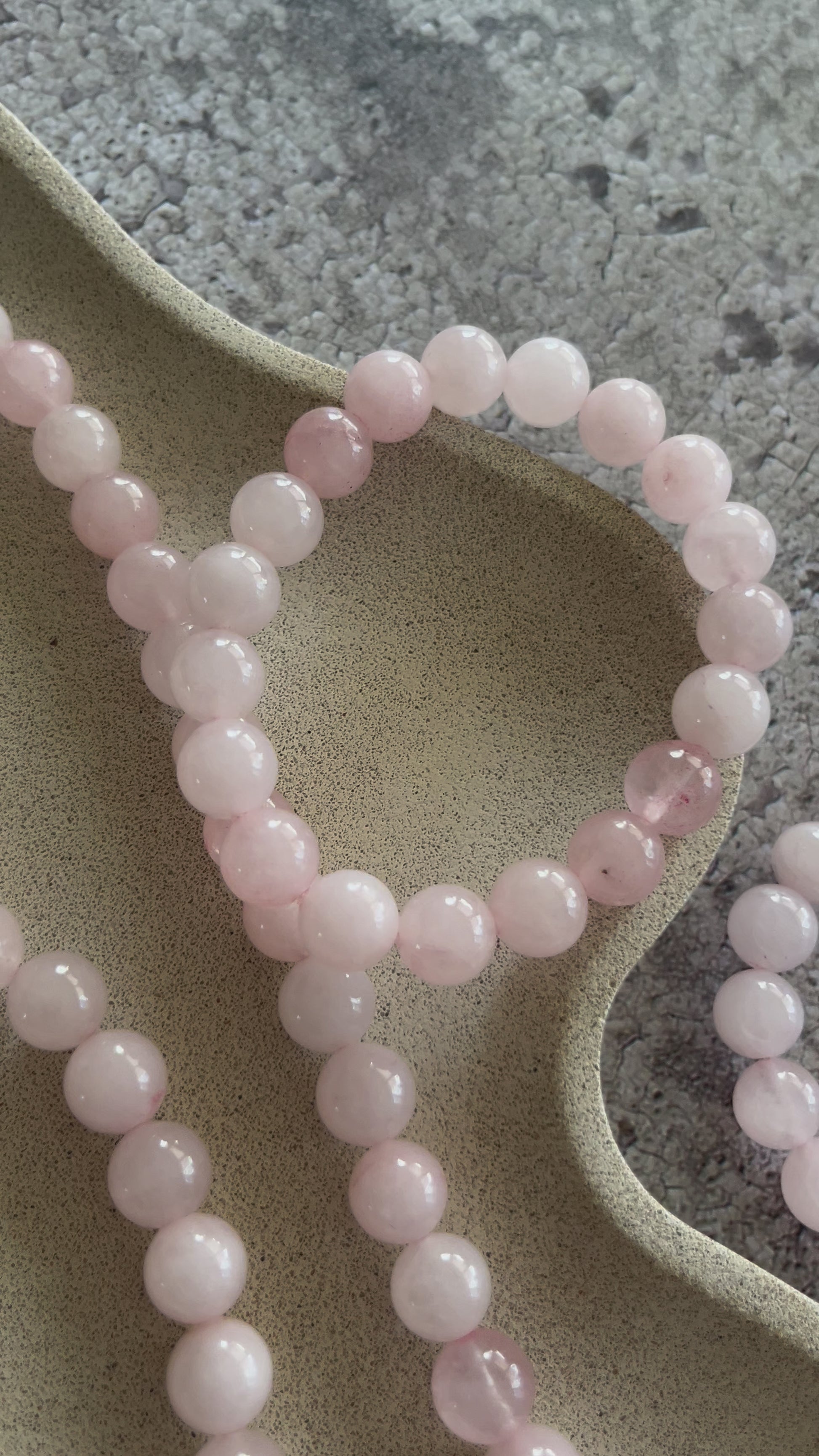 Håndlavet krystal halskæde med rosa kvarts perler.