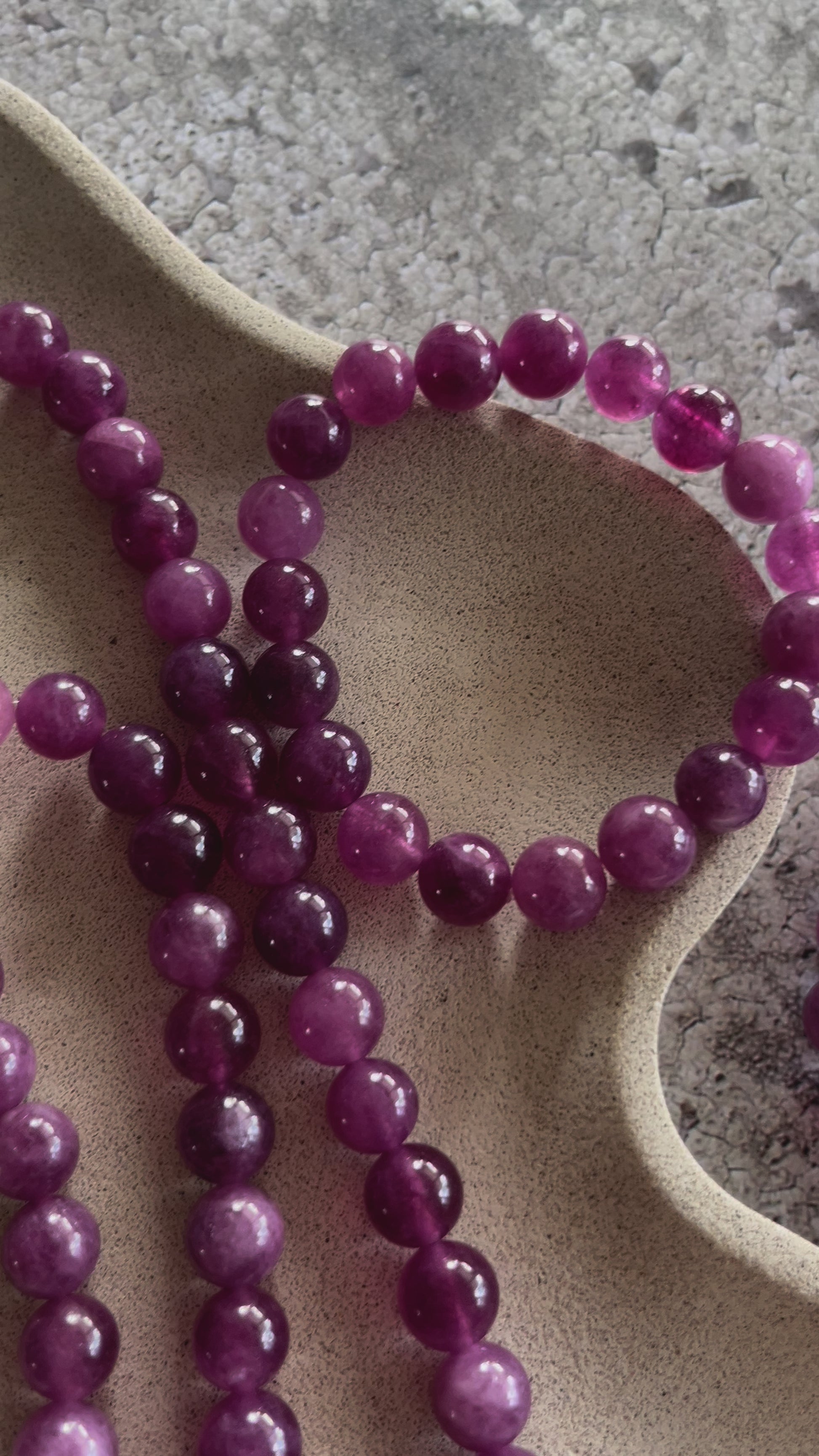 Håndlavet krystal halskæde med lilla lepidolit perler.