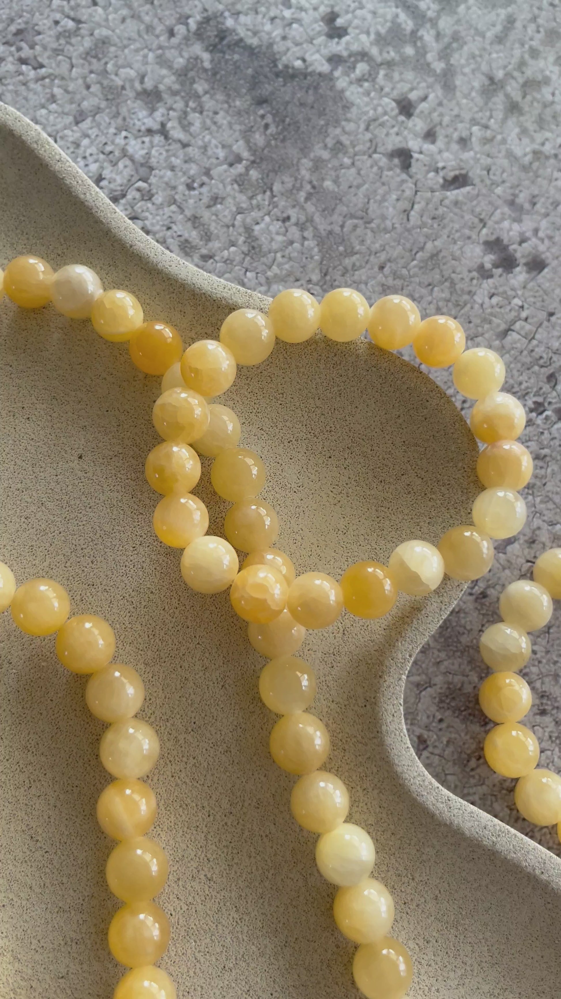 Håndlavet krystal halskæde med gul calcit perler.