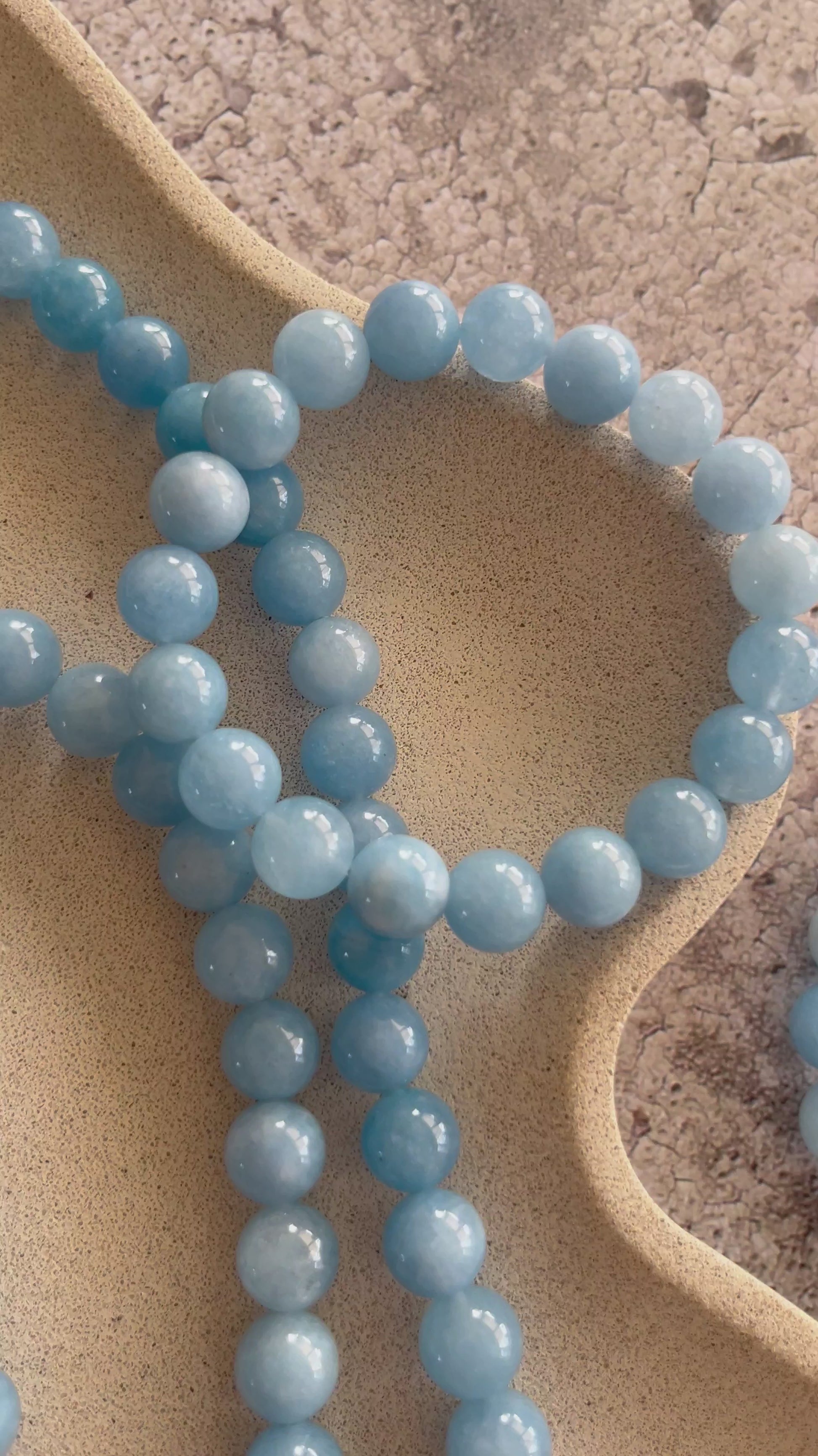 Håndlavet krystal halskæde med blå akvamarin perler.