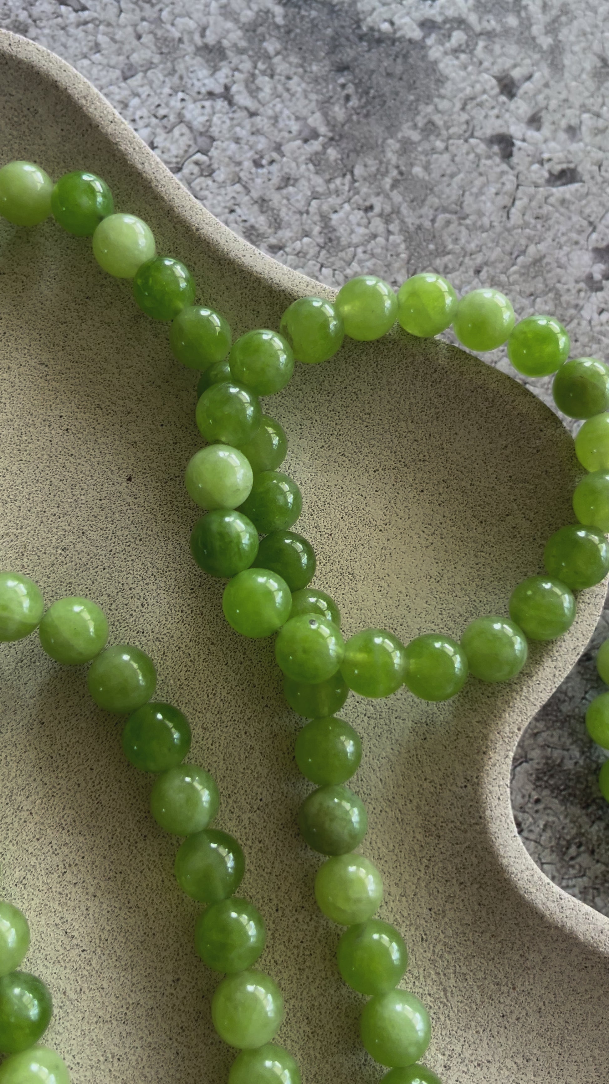 Håndlavet krystal halskæde med grøn peridot perler.