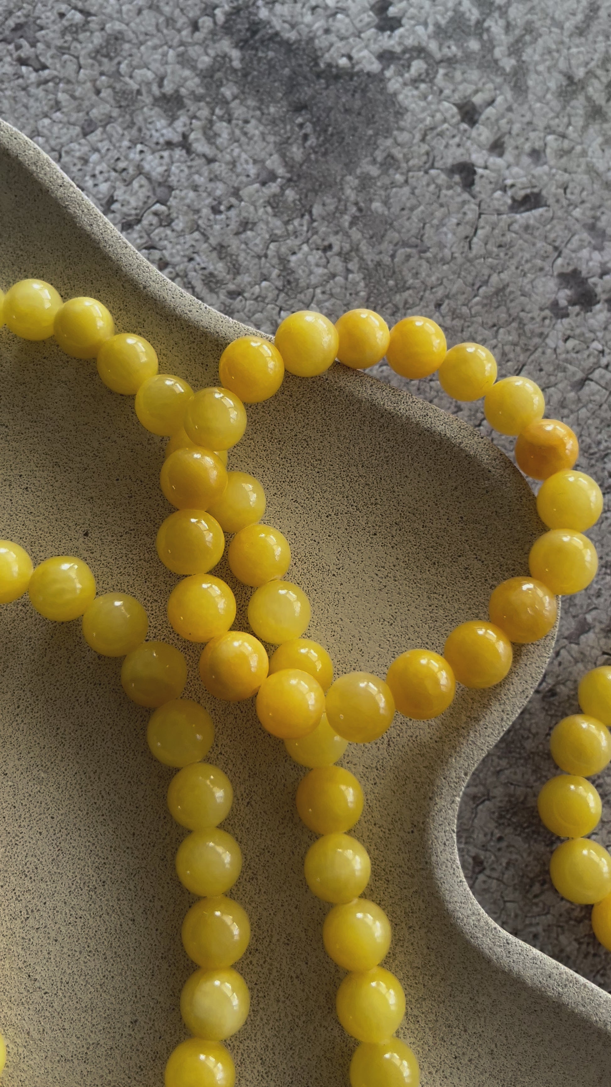 Håndlavet krystal halskæde med gul kalcedon perler.