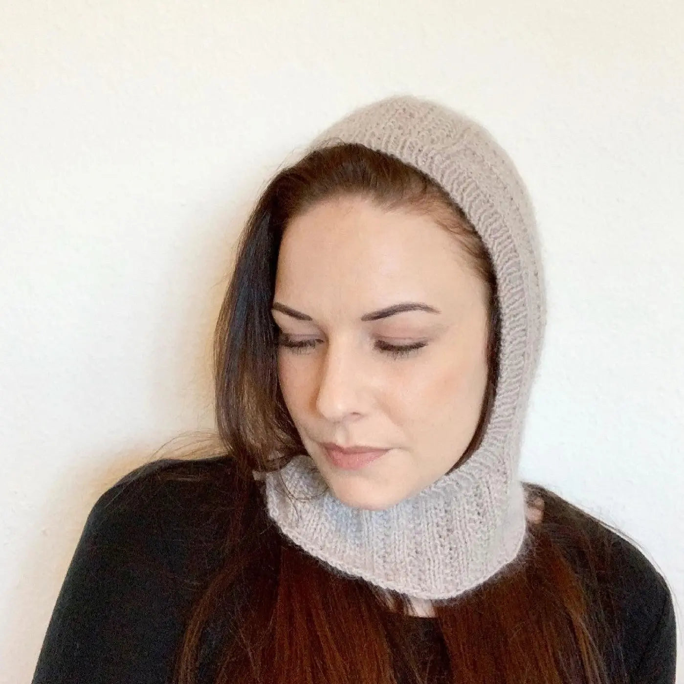 Balaclava strikkeopskrift med smukt strukturmønster. balaclava strikkeopskrift til pind 3 og 4