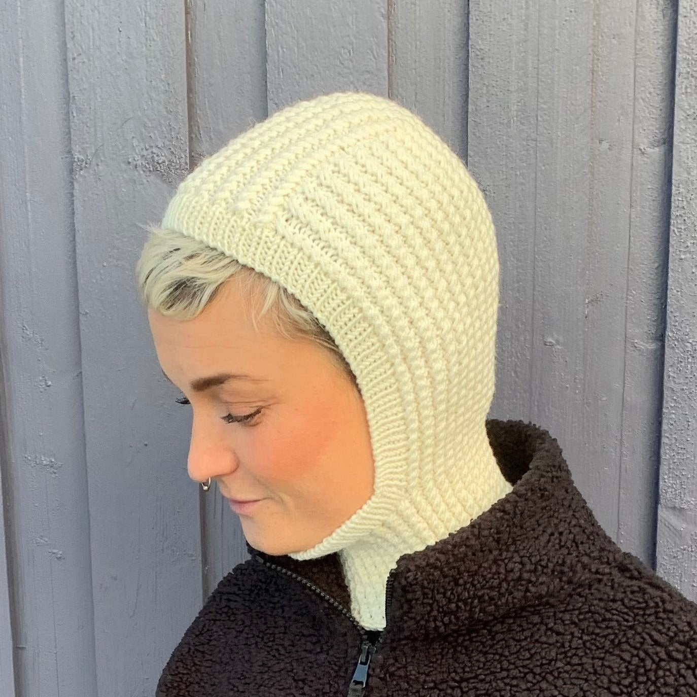 Balaclava strikkeopskrift med smukt strukturmønster. Balaclava med snoninger. balaclava strikkeopskrift til pind 3 og 4
