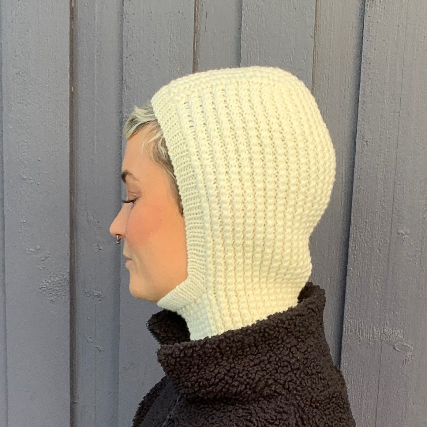 Balaclava strikkeopskrift med smukt strukturmønster. Balaclava med snoninger. balaclava strikkeopskrift til pind 3 og 4
