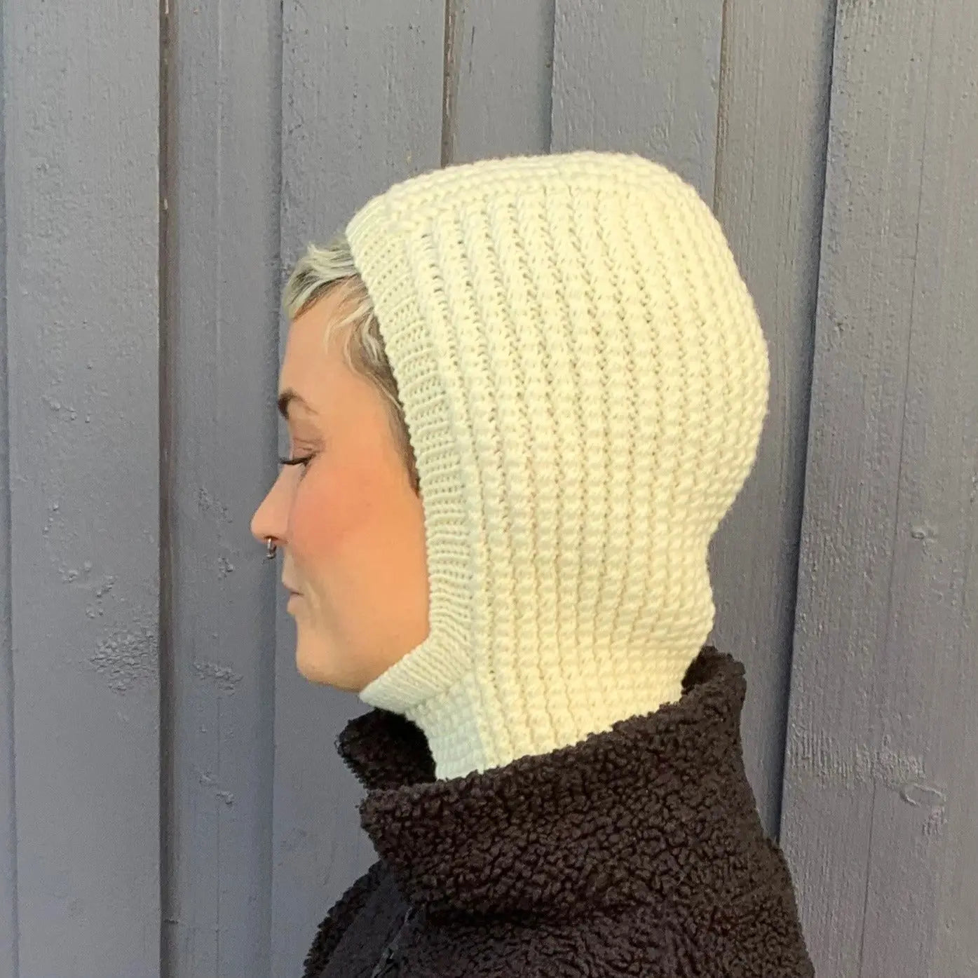 Balaclava strikkeopskrift med smukt strukturmønster. Balaclava med snoninger. balaclava strikkeopskrift til pind 3 og 4