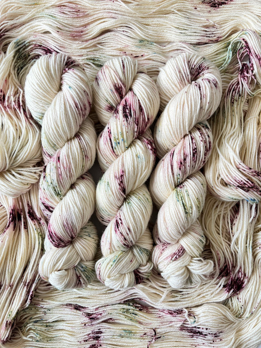 Håndfarvet garn i bluefaced leister uld. Dette håndfarvede bfl garn er farvet med smukke nuancer af blommefarvet rosa og grøn
