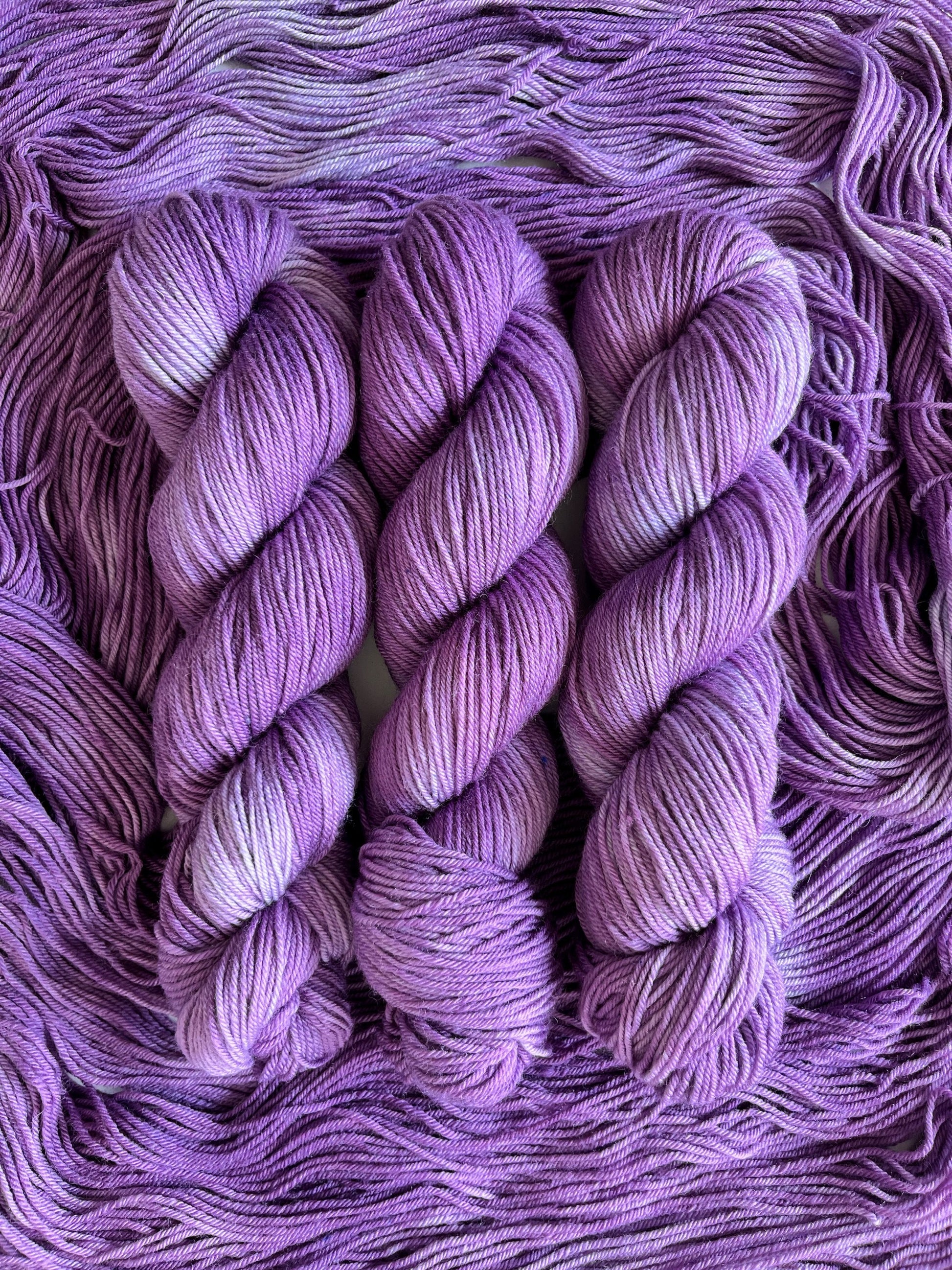 Håndfarvet garn i bluefaced leister uld. Dette håndfarvede bfl garn er farvet med smukke nuancer af lilla
