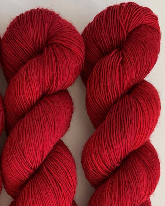 Håndfarvet garn i merinould. Dette håndfarvede merino garn er farvet med en smuk nuance af rød