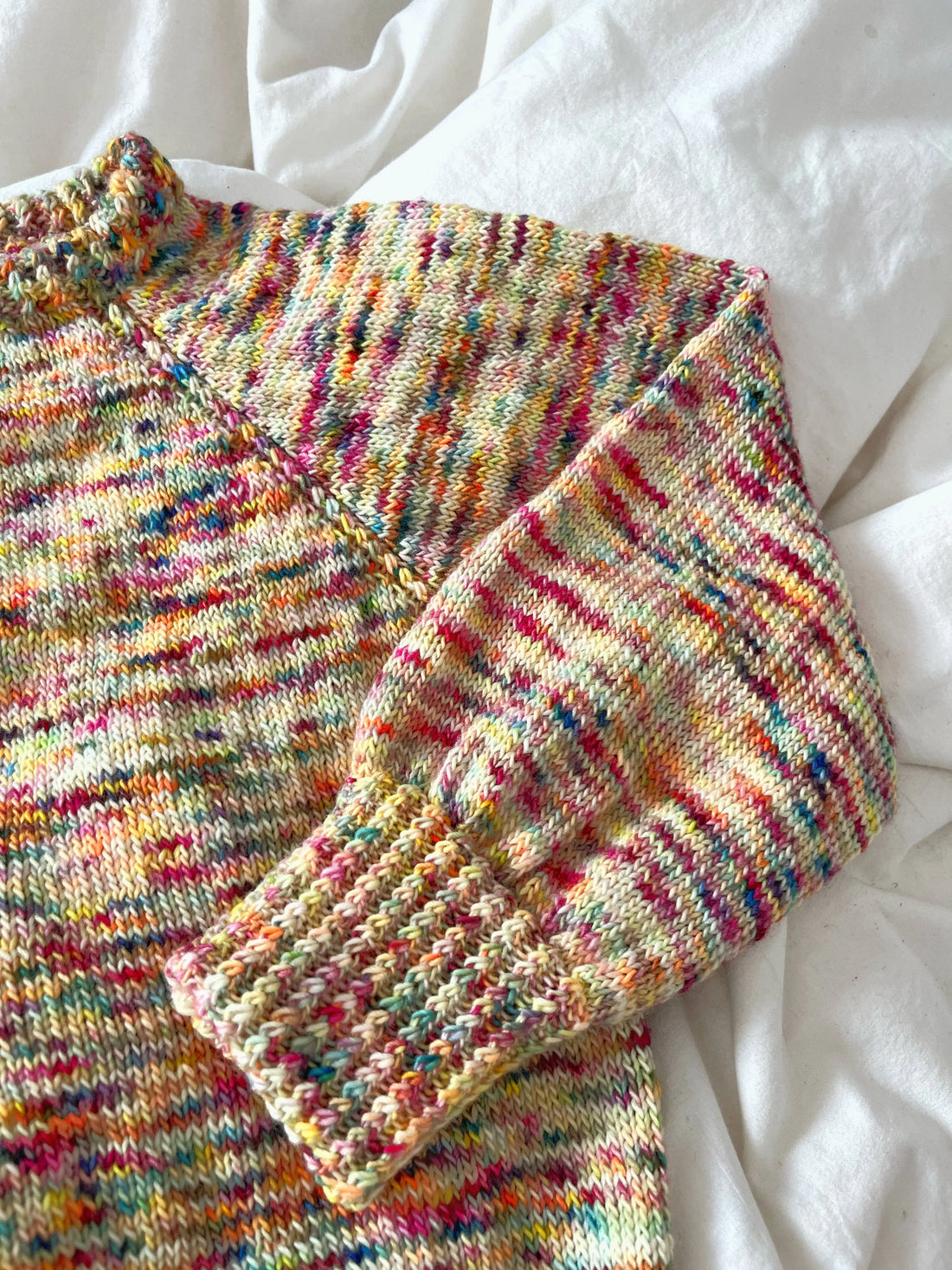 Strikket sweater i håndfarvet garn