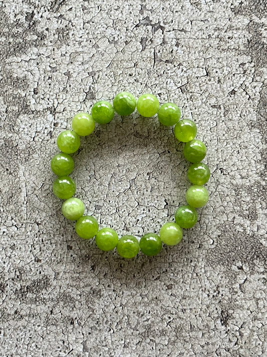 Håndlavet halvædelsten armbånd med grøn peridot perler.