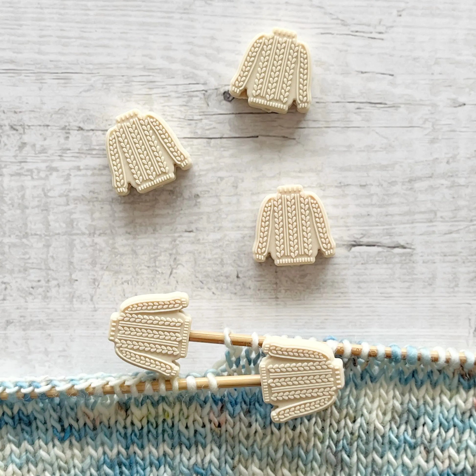 Beige Sweater Maskestopper M-L Sjøgren Maskestopper