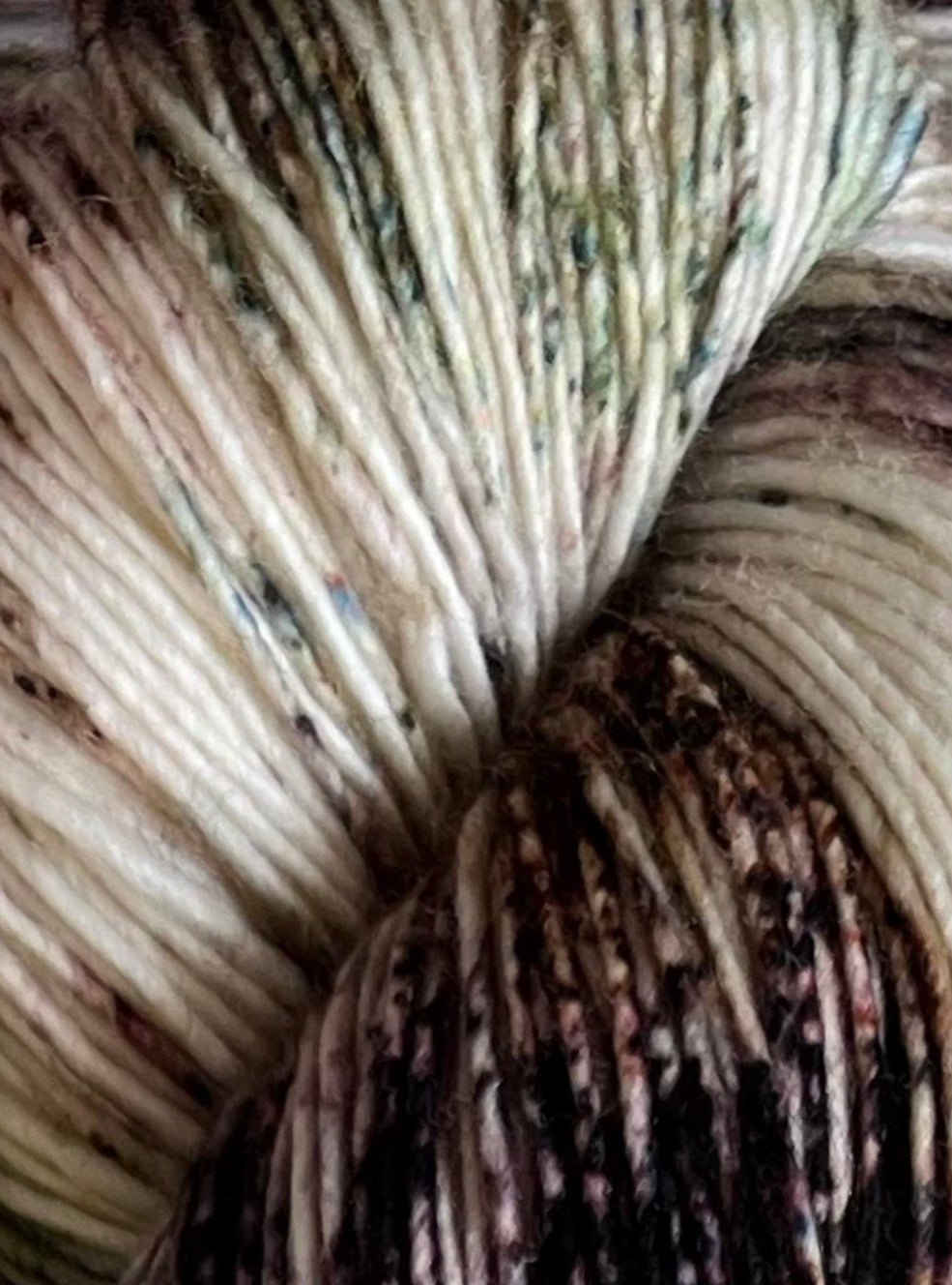 Håndfarvet Single Merino strikkes på pind 3. Meget blødt håndfarvet garn til babystrik og børnestrik. Dette bløde og luftige garn er håndfarvet i smukke nuancer af lilla, grøn og brun