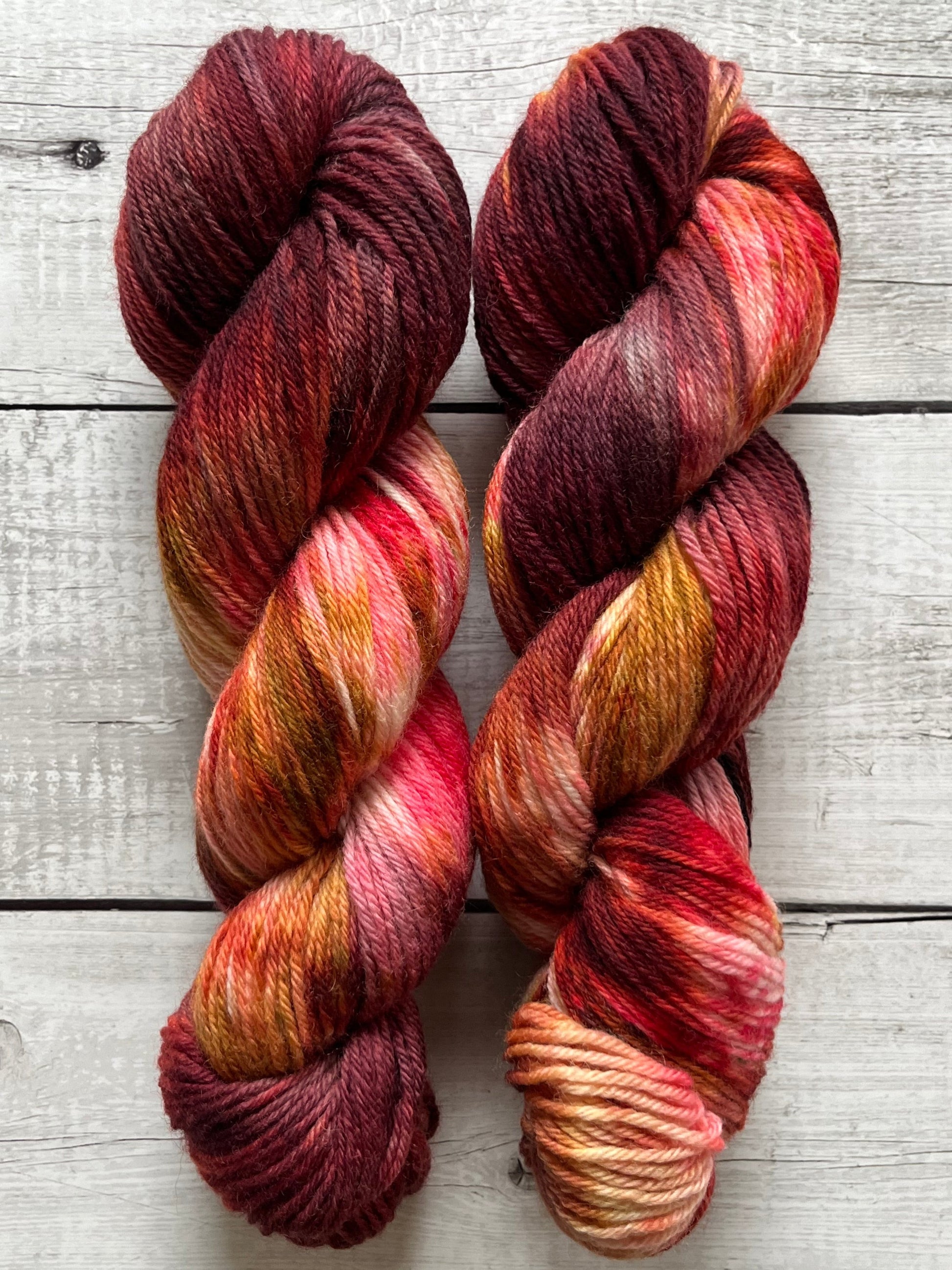 Håndfarvet Peruvian Highland uld. Håndfarvet ny ren highland uld. Håndfarvet ubehandlet uld. Dette garn er håndarvet i smukke nuancer af bordeaux, pink og gylden brun