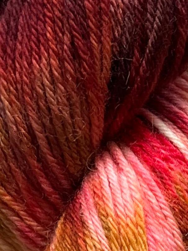 Håndfarvet Peruvian Highland uld. Håndfarvet ny ren highland uld. Håndfarvet ubehandlet uld. Dette garn er håndarvet i smukke nuancer af bordeaux, pink og gylden brun