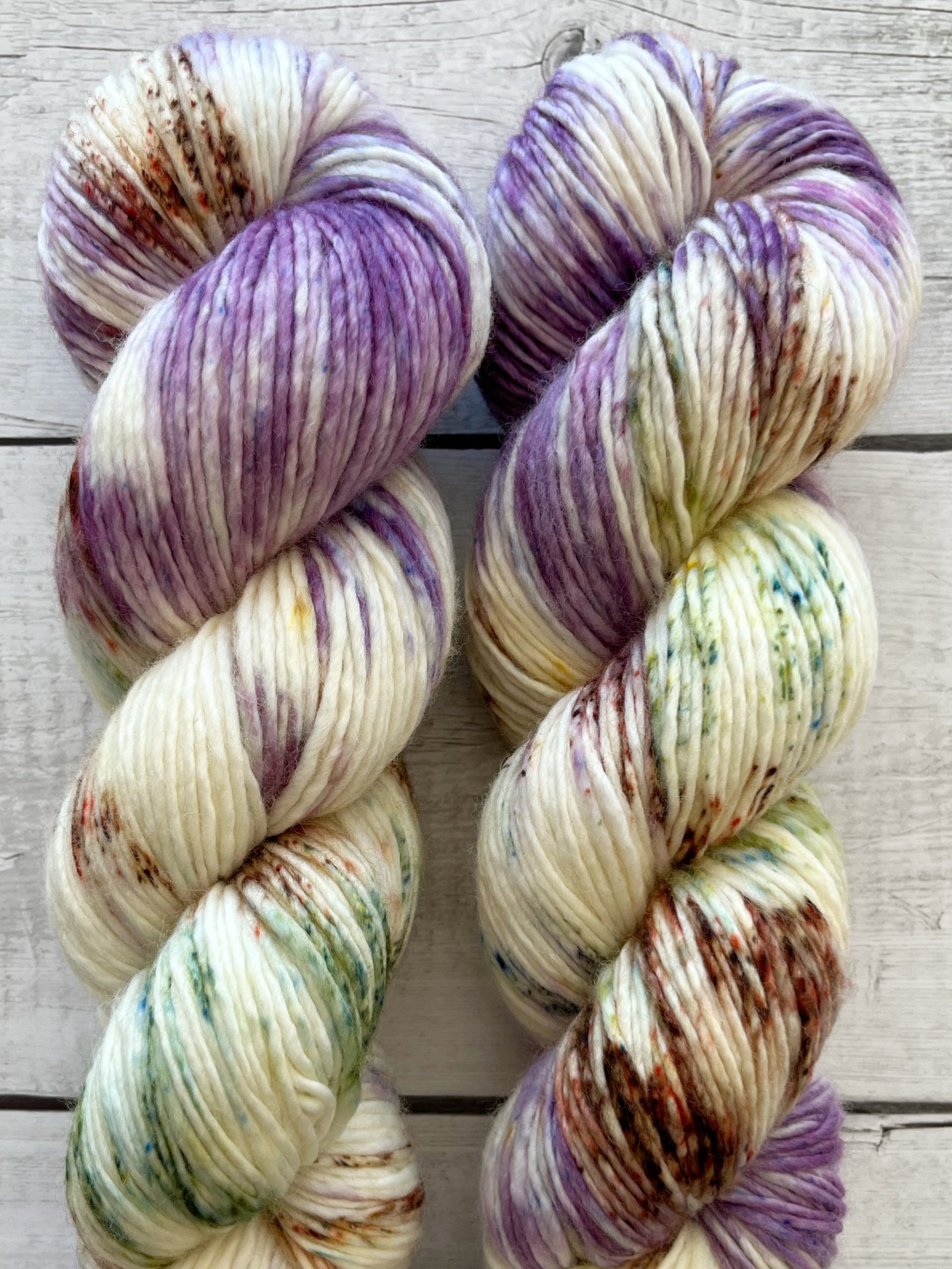 Håndfarvet garn i Single Merino DK. Dette håndfarvede Single Merino DK er farvet med smukke nuancer af lilla, grøn og brun