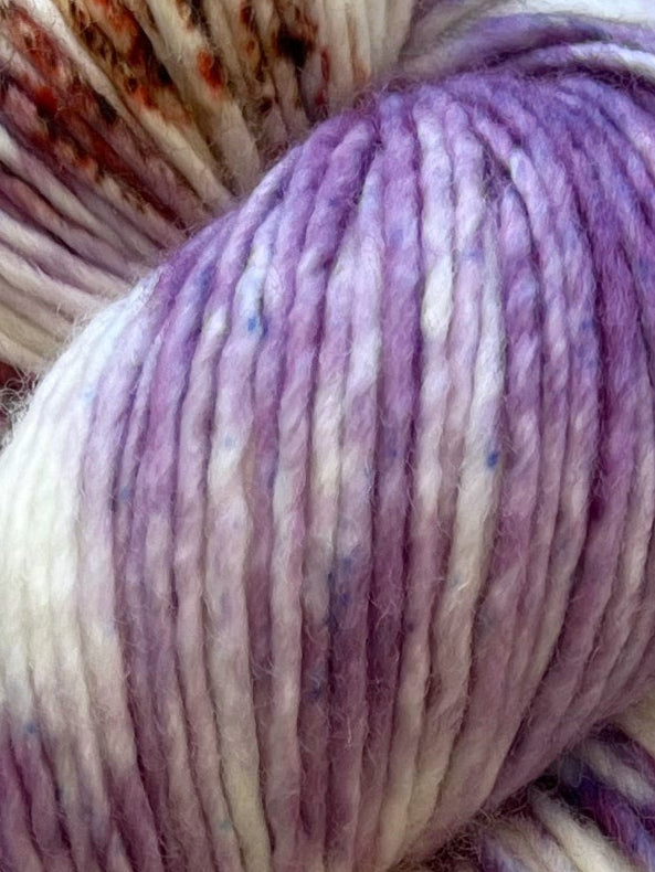 Håndfarvet garn i Single Merino DK. Dette håndfarvede Single Merino DK er farvet med smukke nuancer af lilla, grøn og brun