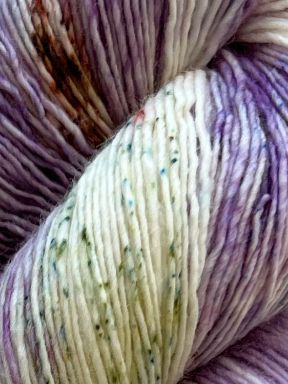 Håndfarvet Single Merino strikkes på pind 3. Meget blødt håndfarvet garn til babystrik og børnestrik. Dette bløde og luftige garn er håndfarvet i smukke nuancer af lilla, grøn og brun