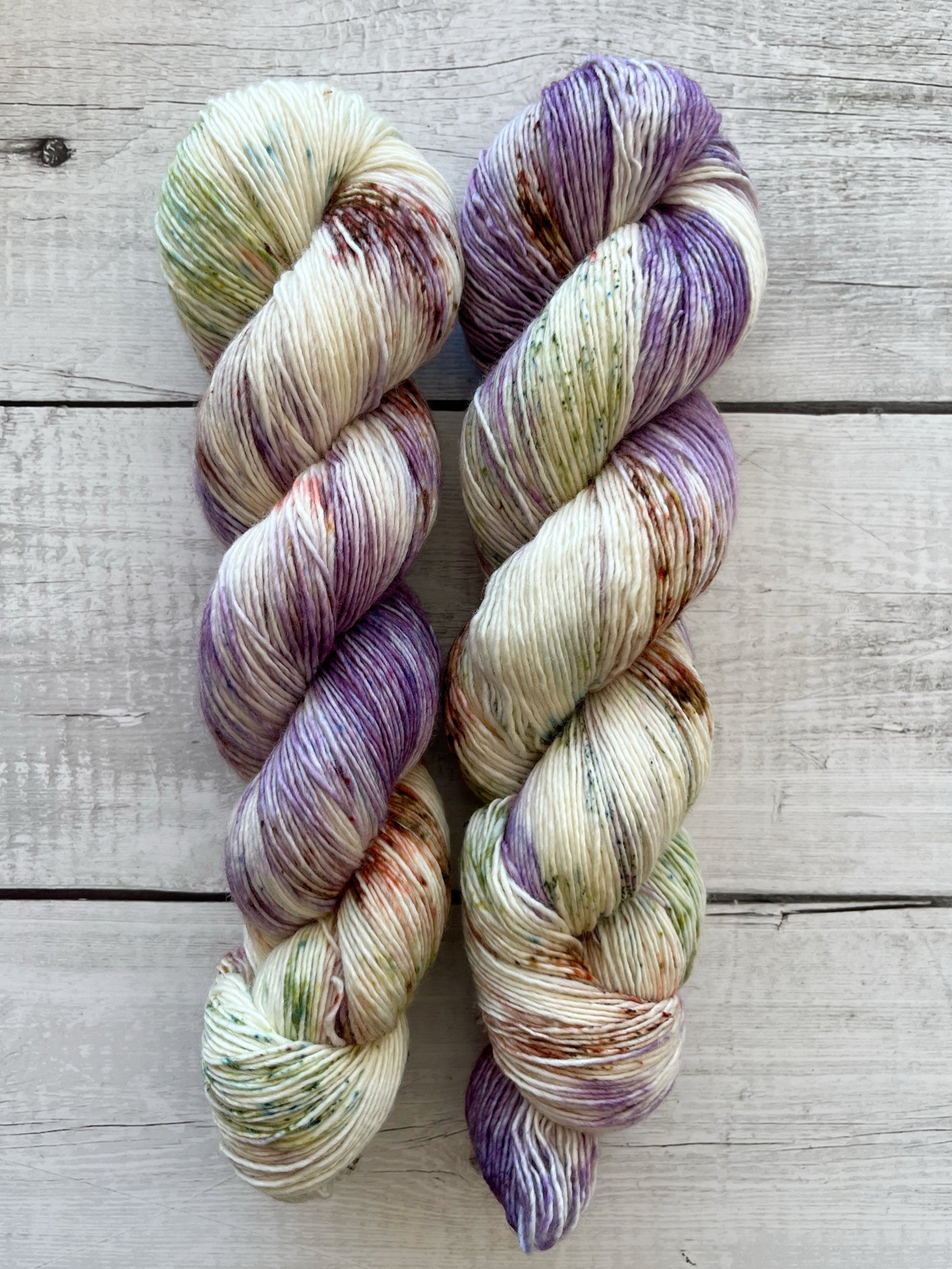Håndfarvet Single Merino strikkes på pind 3. Meget blødt håndfarvet garn til babystrik og børnestrik. Dette bløde og luftige garn er håndfarvet i smukke nuancer af lilla, grøn og brun